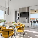 شقة 4 Bedroom Cozy In