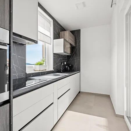 4 Bedroom Cozy In Apartamento Srima