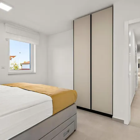 4 Bedroom Cozy In アパート