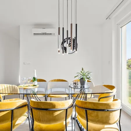 アパート 4 Bedroom Cozy In