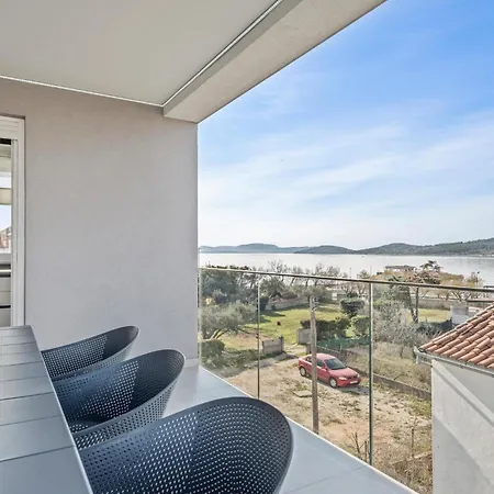 4 Bedroom Cozy In アパート *