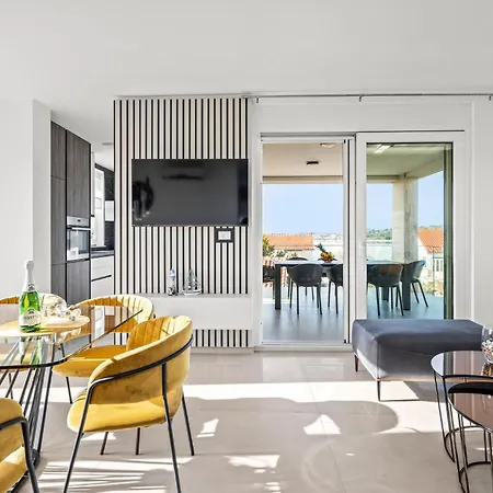 4 Bedroom Cozy In Apartman Srima