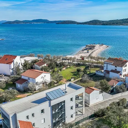 4 Bedroom Cozy In アパート *