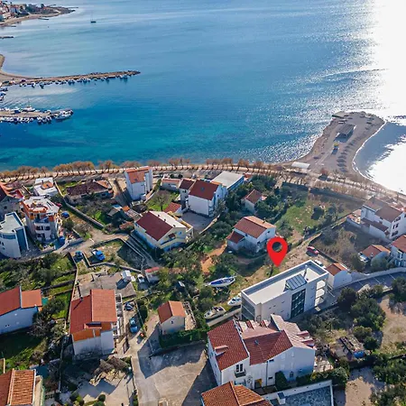 4 Bedroom Cozy In アパート *