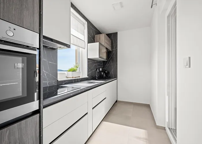 4 Bedroom Cozy In Apartamento Srima