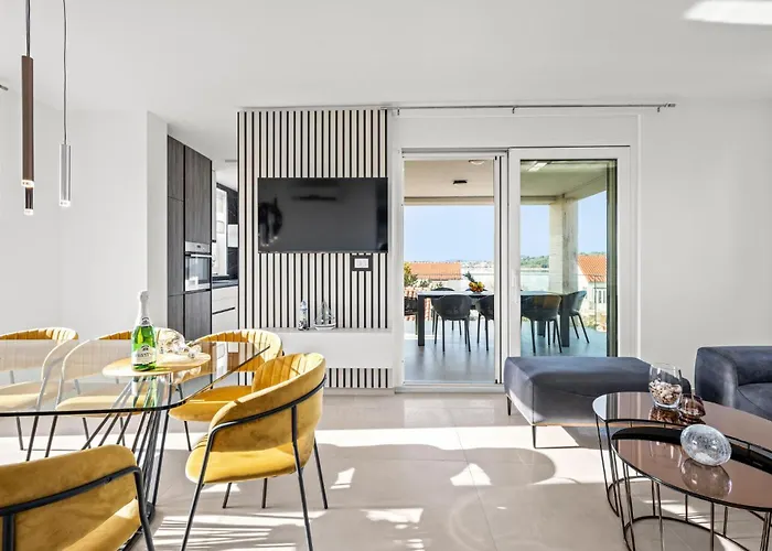 4 Bedroom Cozy In Apartman Srima